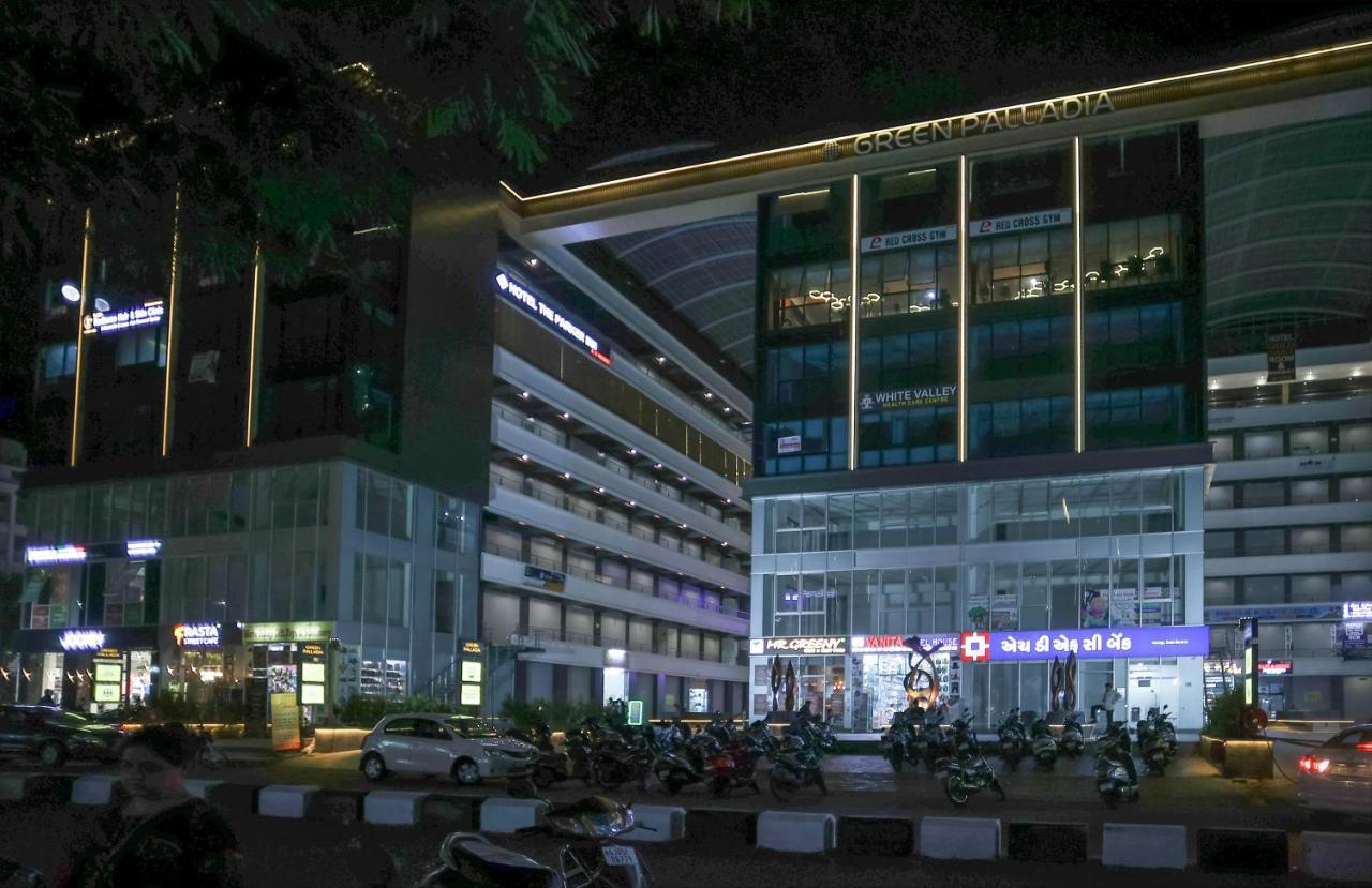 Hotel The Parker Inn By Kbnt Group Сурат Екстериор снимка