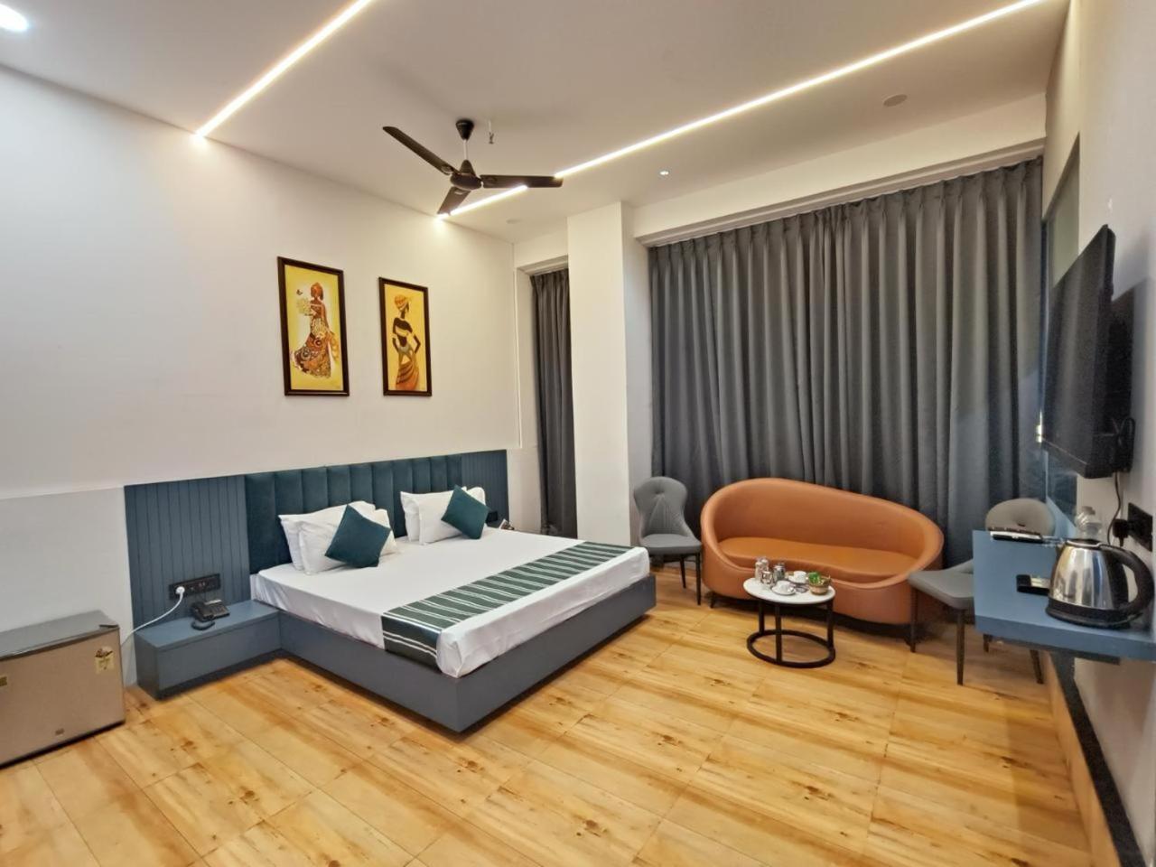 Hotel The Parker Inn By Kbnt Group Сурат Екстериор снимка